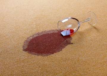 Làm thế nào để loại bỏ vết rượu vang đỏ trên thảm ?